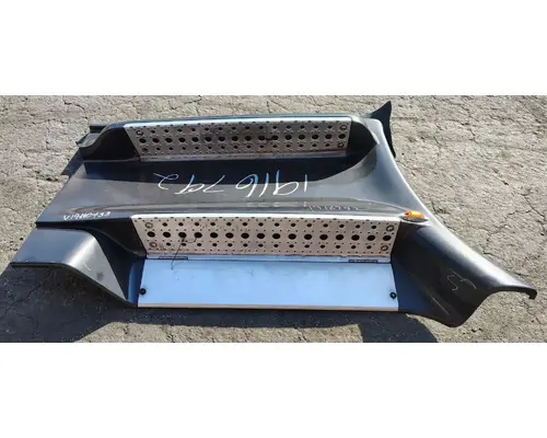 FREIGHTLINER Cascadia 113 Side Fairing