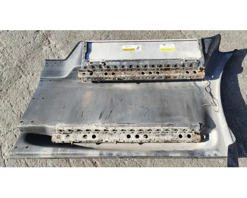 FREIGHTLINER Cascadia 113 Side Fairing