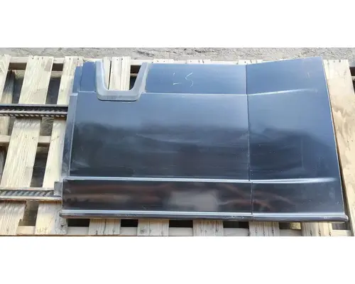 FREIGHTLINER Cascadia 113 Side Fairing