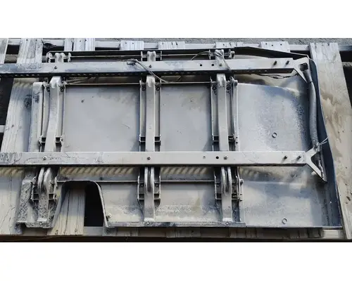 FREIGHTLINER Cascadia 113 Side Fairing