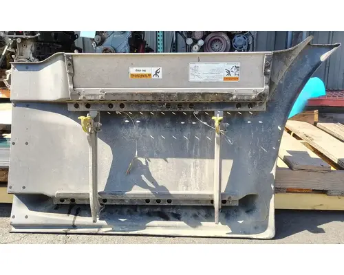 FREIGHTLINER Cascadia 113 Side Fairing