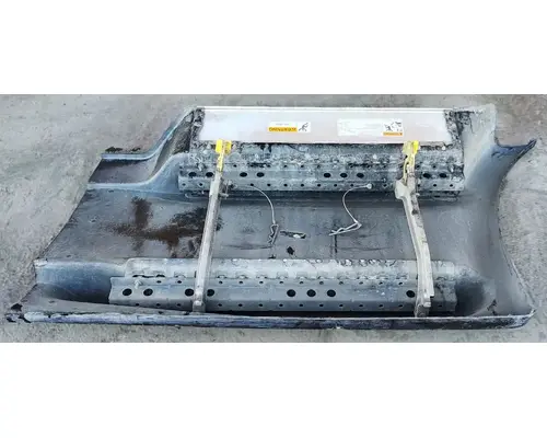 FREIGHTLINER Cascadia 113 Side Fairing