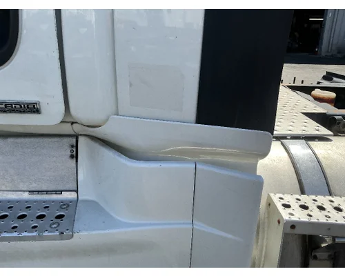 FREIGHTLINER Cascadia 113 Skirt