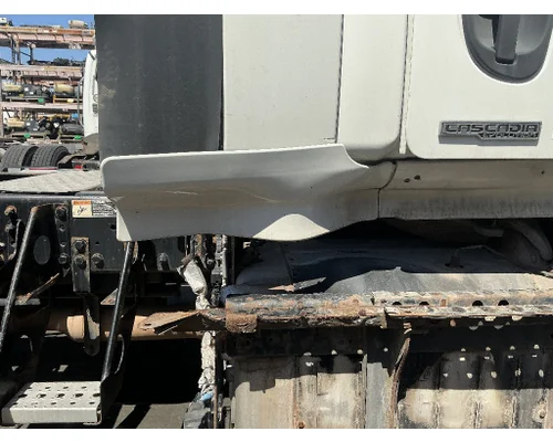 FREIGHTLINER Cascadia 113 Skirt