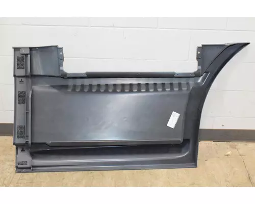 FREIGHTLINER Cascadia 116 Side Fairing