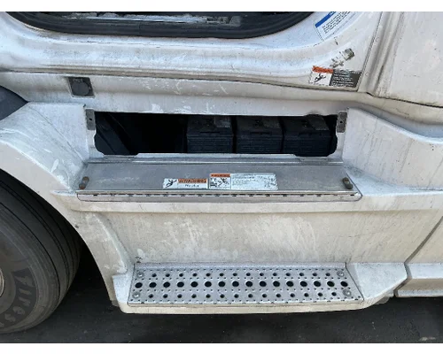 FREIGHTLINER Cascadia 116 Side Fairing