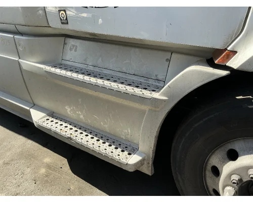 FREIGHTLINER Cascadia 116 Side Fairing