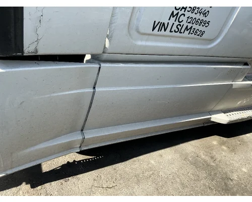 FREIGHTLINER Cascadia 116 Side Fairing