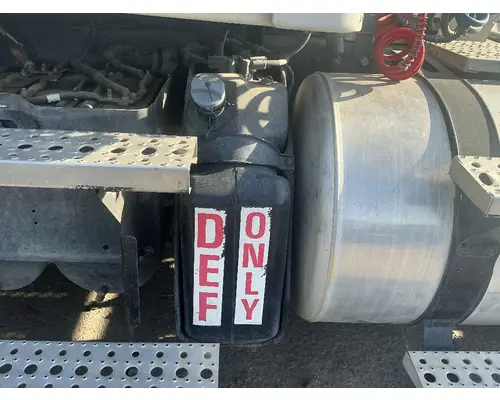 FREIGHTLINER Cascadia 125 DEF Tank