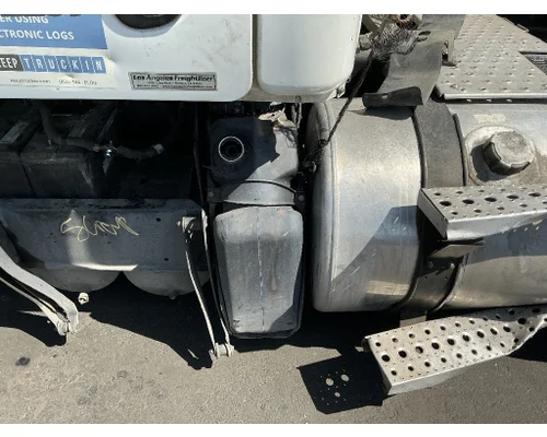 FREIGHTLINER Cascadia 125 DEF Tank