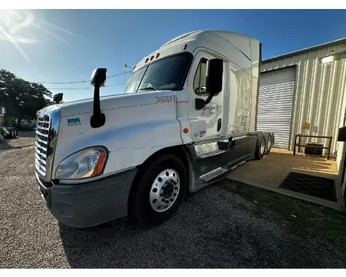 FREIGHTLINER Cascadia 125 DPF (Diesel Particulate Filter)