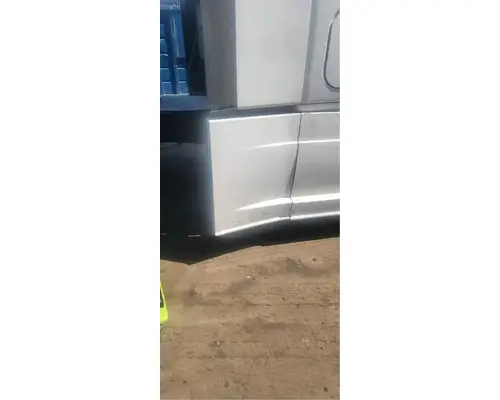 FREIGHTLINER Cascadia 125 Side Fairing