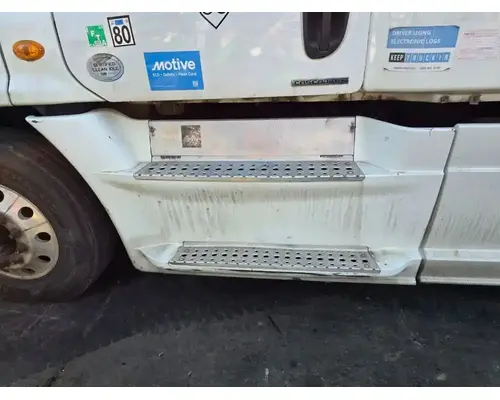 FREIGHTLINER Cascadia 125 Side Fairing