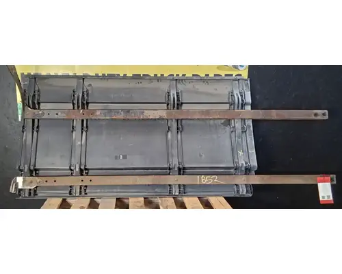 FREIGHTLINER Cascadia 125 Side Fairing