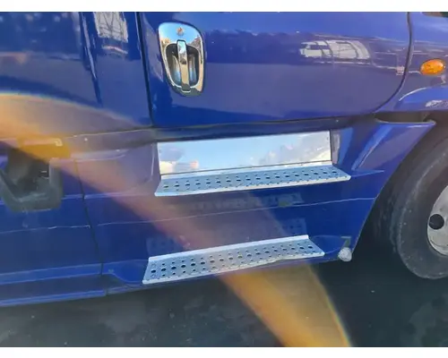 FREIGHTLINER Cascadia 125 Side Fairing