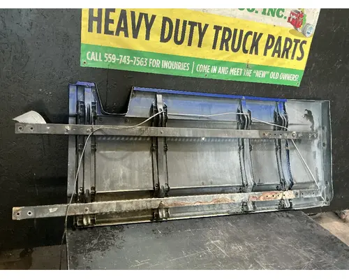 FREIGHTLINER Cascadia 125 Side Fairing