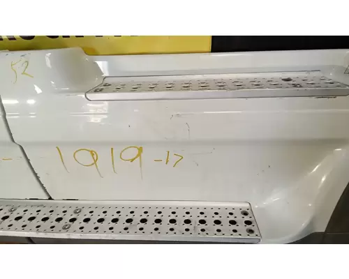 FREIGHTLINER Cascadia 125 Side Fairing