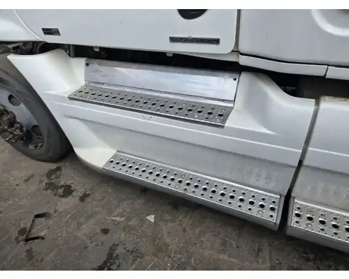 FREIGHTLINER Cascadia 125 Side Fairing