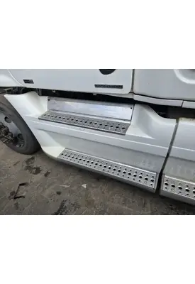 FREIGHTLINER Cascadia 125 Side Fairing