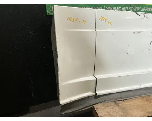 FREIGHTLINER Cascadia 125 Side Fairing