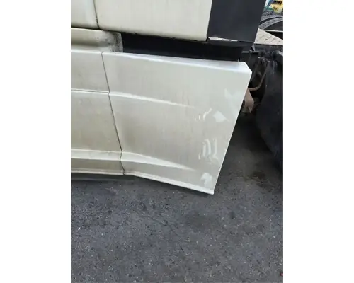 FREIGHTLINER Cascadia 125 Side Fairing