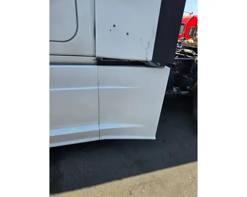 FREIGHTLINER Cascadia 125 Side Fairing