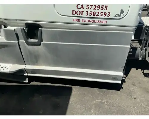 FREIGHTLINER Cascadia 125 Side Fairing