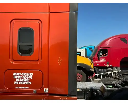 FREIGHTLINER Cascadia 125 Side Fairing