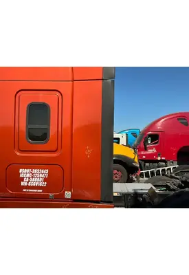 FREIGHTLINER Cascadia 125 Side Fairing