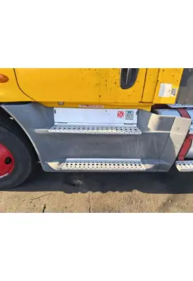 FREIGHTLINER Cascadia 125 Side Fairing
