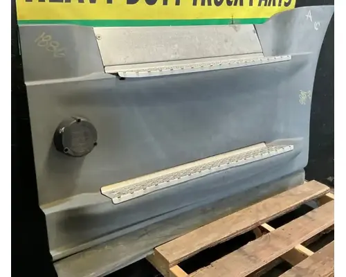 FREIGHTLINER Cascadia 125 Side Fairing