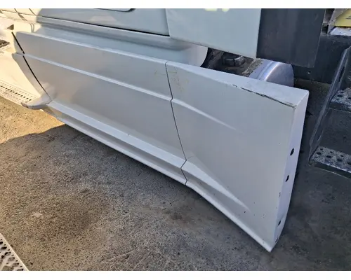 FREIGHTLINER Cascadia 125 Side Fairing