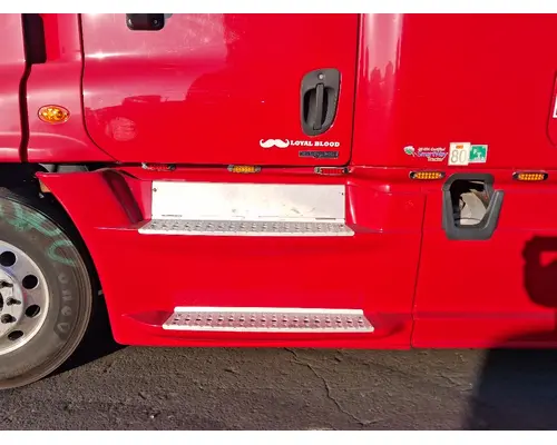 FREIGHTLINER Cascadia 125 Side Fairing