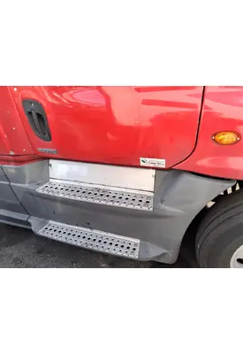 FREIGHTLINER Cascadia 125 Side Fairing