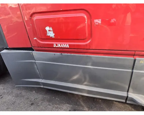 FREIGHTLINER Cascadia 125 Side Fairing