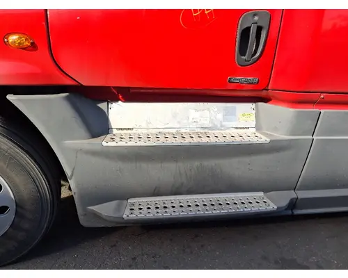 FREIGHTLINER Cascadia 125 Side Fairing