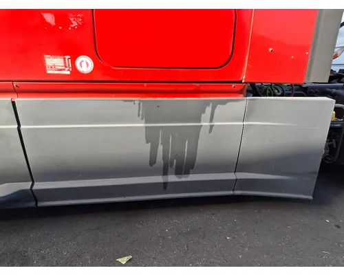 FREIGHTLINER Cascadia 125 Side Fairing