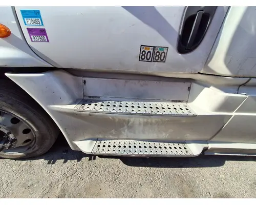 FREIGHTLINER Cascadia 125 Side Fairing