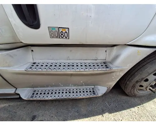 FREIGHTLINER Cascadia 125 Side Fairing