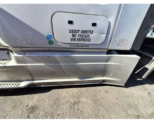 FREIGHTLINER Cascadia 125 Side Fairing