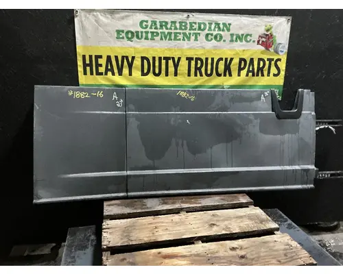 FREIGHTLINER Cascadia 125 Side Fairing