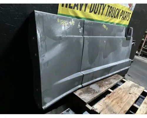 FREIGHTLINER Cascadia 125 Side Fairing