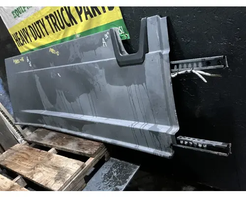 FREIGHTLINER Cascadia 125 Side Fairing