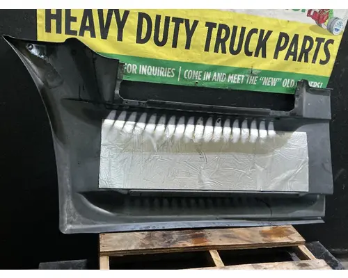 FREIGHTLINER Cascadia 125 Side Fairing