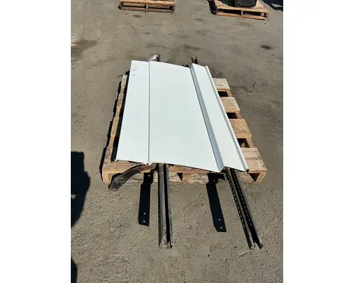 FREIGHTLINER Cascadia 125 Side Fairing