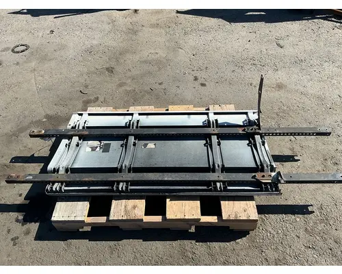 FREIGHTLINER Cascadia 125 Side Fairing