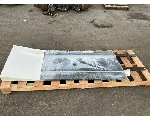 FREIGHTLINER Cascadia 125 Side Fairing