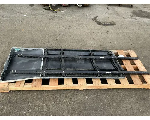 FREIGHTLINER Cascadia 125 Side Fairing