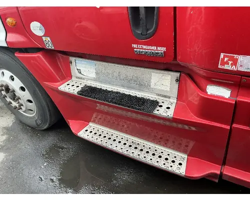 FREIGHTLINER Cascadia 125 Side Fairing