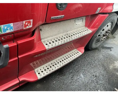 FREIGHTLINER Cascadia 125 Side Fairing